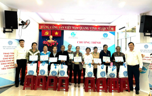 Trao tặng 443 thẻ bảo hiểm y tế cho phụ nữ có hoàn cảnh khó khăn