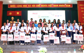 Báo Phụ nữ TPHCM tiếp tục nâng bước nữ sinh hiếu học, vượt khó đến trường