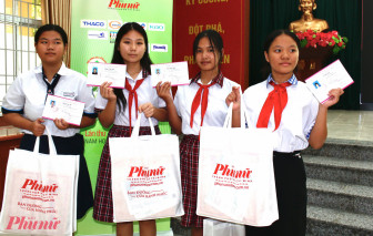 Tình thương nối bước - Báo Phụ nữ TP.HCM trao 25 suất học bổng cho nữ sinh