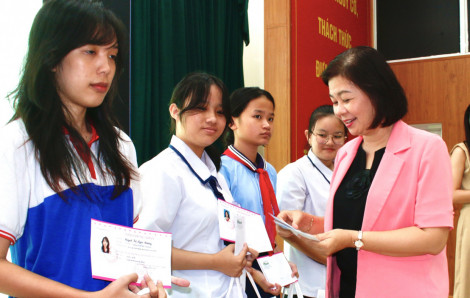 Báo Phụ nữ TPHCM tiếp tục nâng bước nữ sinh hiếu học, vượt khó đến trường