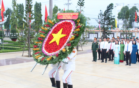Đại biểu Đại hội Đảng bộ TPHCM lần I dâng hương, tưởng nhớ các anh hùng liệt sĩ