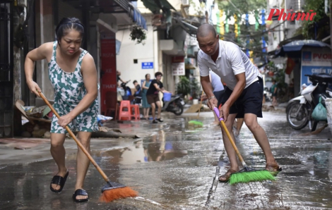 Lũ trên sông Cầu bắt đầu rút, người dân tất bật dọn dẹp khắc phục hậu quả sau lũ