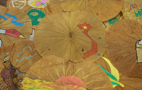 Vẽ trên lá sen, biến những chiếc lá bình dị thành tác phẩm nghệ thuật