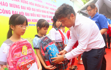 Phường Bình Hưng Hoà: Học sinh và phụ nữ khó khăn được tặng học bổng, phương tiện làm ăn