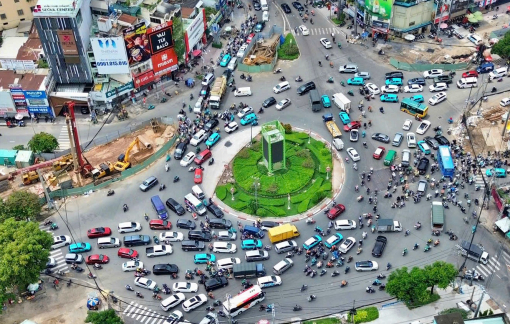 Cận cảnh vòng xoay Dân Chủ tạm thời bị xén để giảm kẹt xe khi thi công tuyến metro số 2