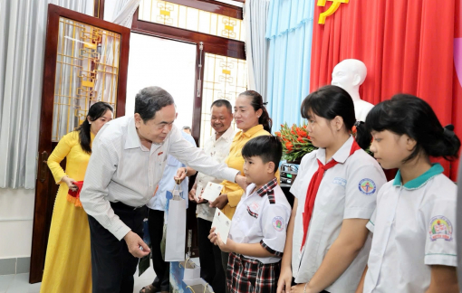 Chủ tịch Quốc hội Trần Thanh Mẫn dâng hương tưởng nhớ Chủ tịch Tôn Đức Thắng tại An Giang