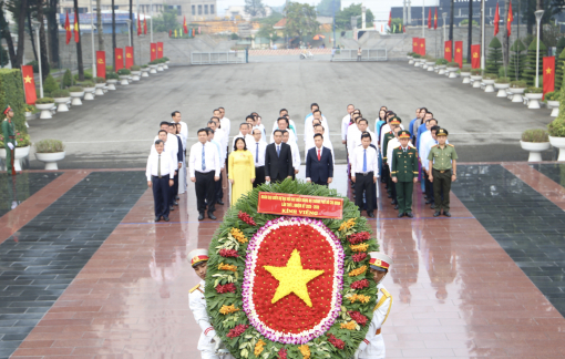 Đoàn đại biểu dự Đại hội Đảng bộ TPHCM tưởng nhớ Chủ tịch Hồ Chí Minh, các anh hùng liệt sĩ