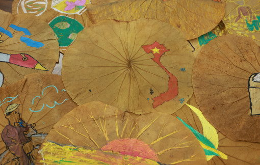 Vẽ trên lá sen, biến những chiếc lá bình dị thành tác phẩm nghệ thuật