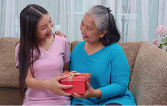 Kiên nhẫn với cả thế giới, gắt gỏng với mẹ