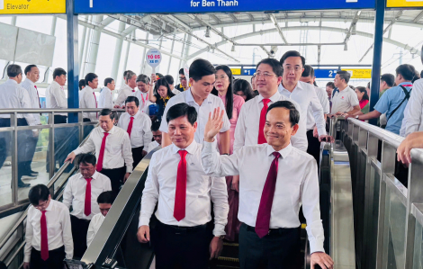 Đoàn đại biểu dự Đại hội Đảng bộ TPHCM lần thứ I tham quan các công trình tiêu biểu của thành phố