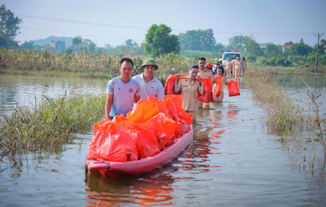 Công an Hà Nội lội nước đến dọn nhà, hỗ trợ người dân vùng lũ