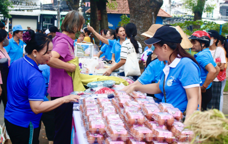 Người dân phường Tân Sơn nhận niềm vui ngày cuối tuần