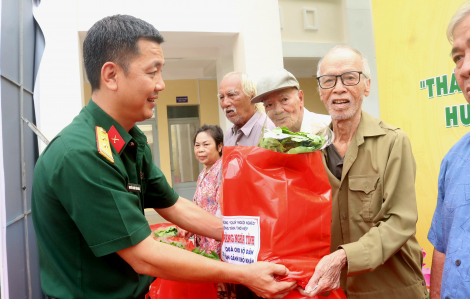 Phường Tân Thới Hiệp tặng 300 phần quà cho các hộ dân khó khăn
