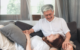 Bắt gặp cha chồng ngoại tình, con dâu nên làm gì?