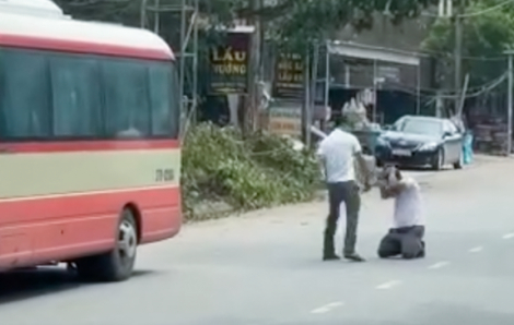 Khởi tố đối tượng đánh, ép tài xế xe buýt quỳ giữa đường