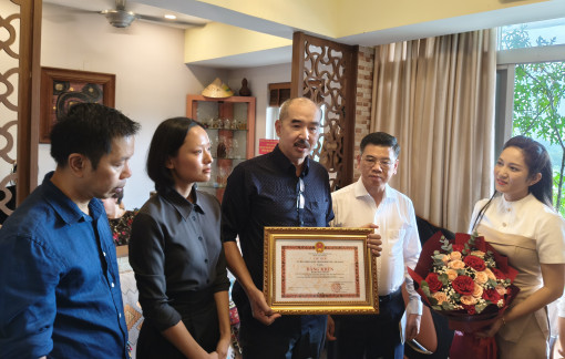 Lãnh đạo TPHCM thăm và trao thưởng cho đạo diễn Bùi Thạc Chuyên