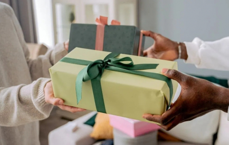 Chọn quà 20/10 cho vợ lãng mạn: Bí quyết giữ lửa hôn nhân