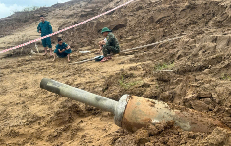 Liên tiếp phát hiện bom "khủng" bên bờ sông sau lũ