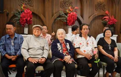 NSND Hùng Minh, NSƯT Thanh Nguyệt xúc động nhận quà từ chương trình ‘Giai điệu nghĩa tình’