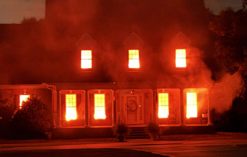 Ngôi nhà ''bốc cháy'' như thật mùa Halloween khiến người dân hoảng hốt báo cháy