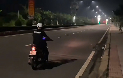 Vợ quay clip chồng chạy xe máy bằng 1 bánh rồi đăng lên TikTok