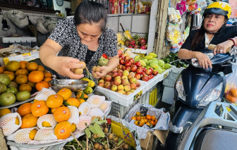 Hồng vào mùa, hàng nhập khẩu lấn át hàng trong nước