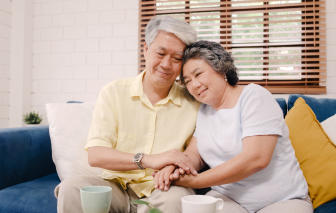 Con trai không đồng ý cho cha mẹ bán đất dưỡng già