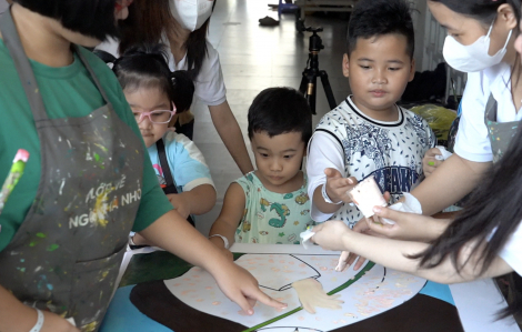 Bệnh nhi tặng những món quà đặc biệt cho mẹ và bác sĩ nhân ngày 20/10