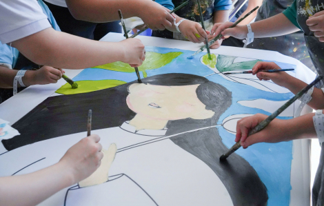 Những bông hoa đặc biệt bệnh nhi dành tặng mẹ và bác sĩ nhân ngày 20/10