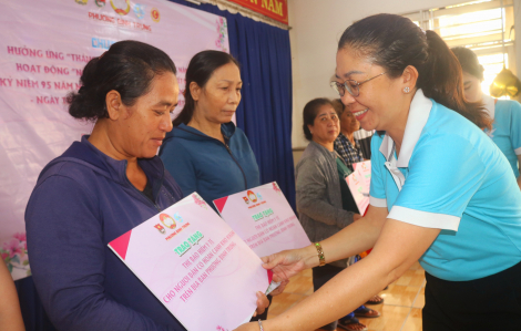 Phường Bình Trưng tặng thẻ bảo hiểm y tế và thực phẩm thiết yếu cho phụ nữ khó khăn