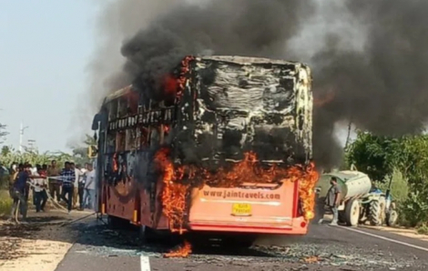 Xe buýt đang chạy bốc cháy dữ dội, ít nhất 20 người chết