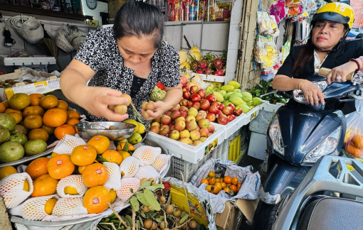 Hồng vào mùa, hàng nhập khẩu lấn át hàng trong nước