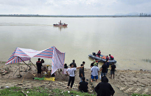 Hàng trăm người ngóng tin, tìm kiếm 3 cha con mất tích trên sông Lam