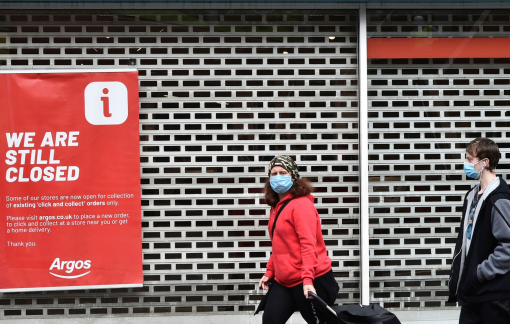 Người trẻ lao đao giữa thị trường việc làm mong manh