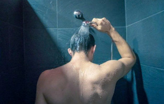 Tắm đêm, thức khuya có gây đột quỵ không?