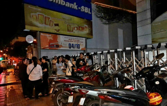 Vàng, bạc liên tục tăng nóng, người mua xếp hàng từ 4 giờ sáng