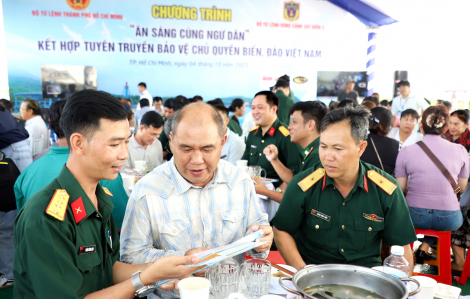 Bữa ăn sáng gắn kết tình quân dân trên biển