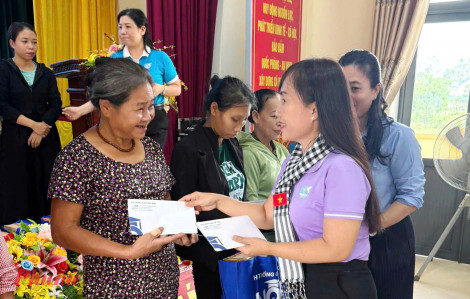 Chia sẻ, hỗ trợ phụ nữ, trẻ em vùng biên giới bị ảnh hưởng bão lũ tại Hà Tĩnh và Quảng Trị