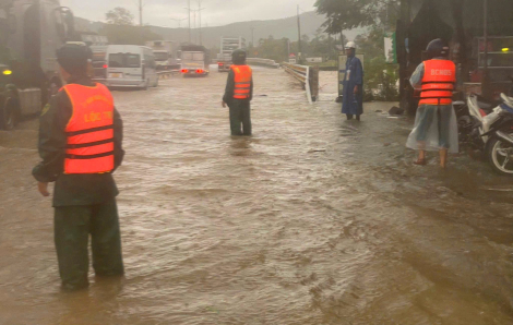 Huế mưa lớn, học sinh được cho nghỉ học