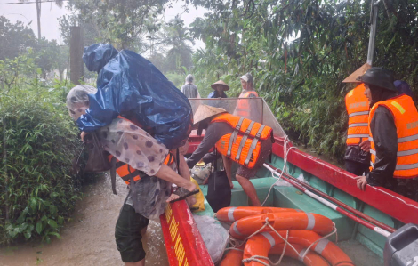 TP Huế: Bộ đội ngâm mình trong nước lũ hỗ trợ người dân đến nơi an toàn