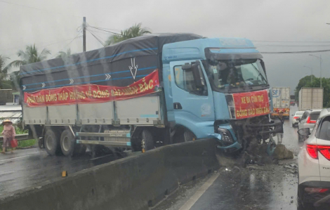 Xe tải đi cứu trợ miền Bắc gặp nạn trên quốc lộ 1