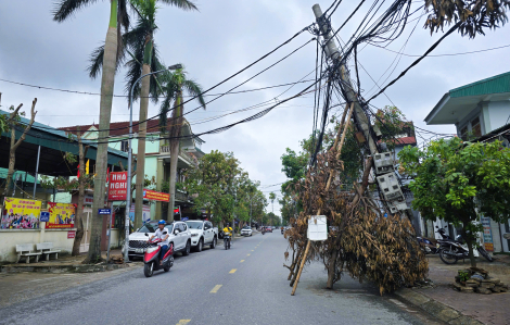 Cột điện nghiêng ngả sau bão, người đi đường thấp thỏm lo âu