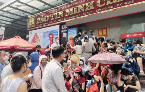Người dân 'rồng rắn' xếp hàng chờ mua vàng