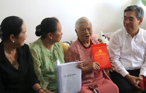 Lãnh đạo Thành ủy TPHCM thăm và động viên văn nghệ sĩ tiêu biểu