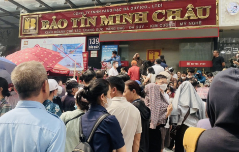 Vàng lập đỉnh, cháy hàng, người dân vẫn rồng rắn xếp hàng chờ mua