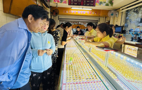 Vàng vượt 153 triệu đồng, chợ đen "hét" 170 triệu đồng/lượng