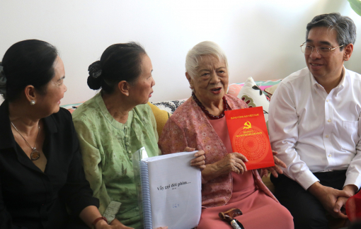 Lãnh đạo Thành ủy TPHCM thăm và động viên văn nghệ sĩ tiêu biểu