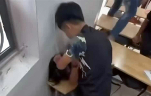 Nam sinh túm tóc đánh tới tấp nữ sinh trong tiếng reo hò của nhiều người