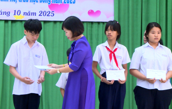 Hội LHPN phường Tam Long tổ chức họp mặt, trao sinh kế, học bổng