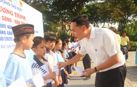 Học sinh và người dân khó khăn ở phường Thủ Đức được chăm lo